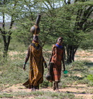 Turkanafrauen-mit-Wasser-gefüllten-Kalebassen