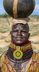 Beispiel: Turkanafrau-mit-Kalebasse-voll-Wasser